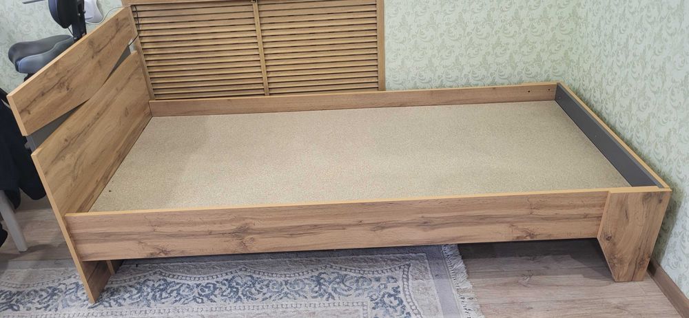 Продам 2 кровати-полуторки с матрасами
Состояние отличное,