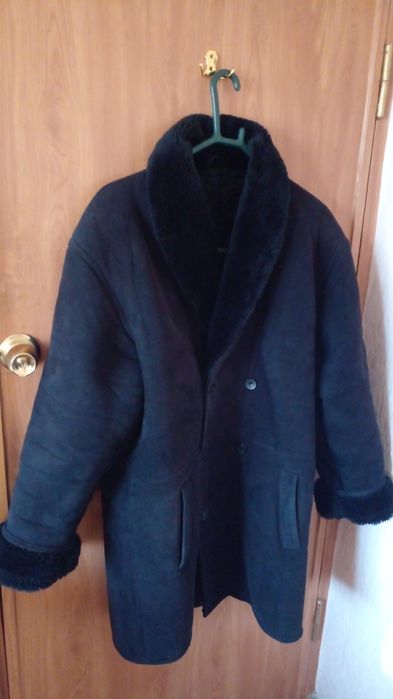 Продам дубленку мужскую, черную, теплую.  Размер 52-56