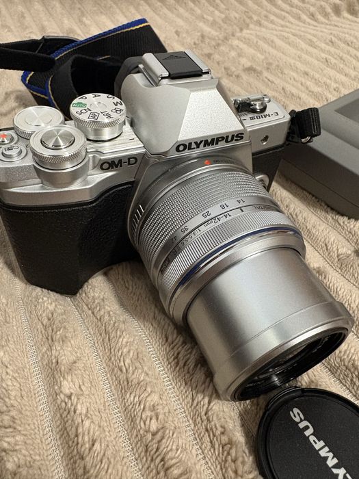 Vând Olympus OM-D E-M10 Mark III + obiectiv kit 14-42mm EZ