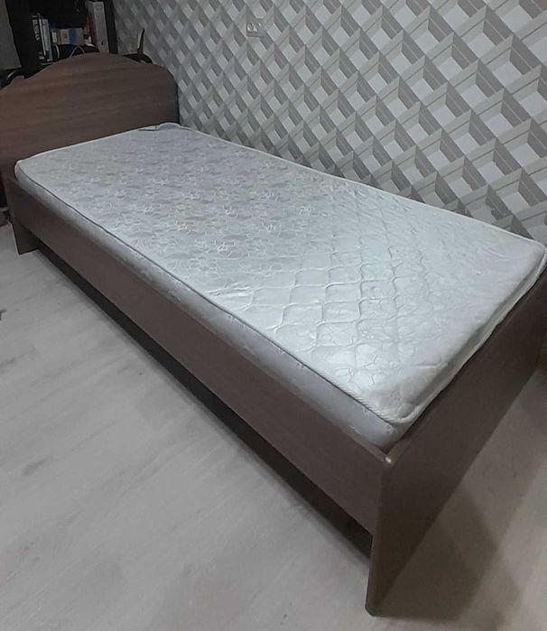 Кровать с матрасом