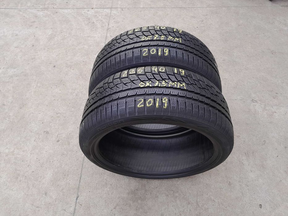 Doua anvelope de iarna 225 40 19 nokian WR A4 profil 7,5 mm