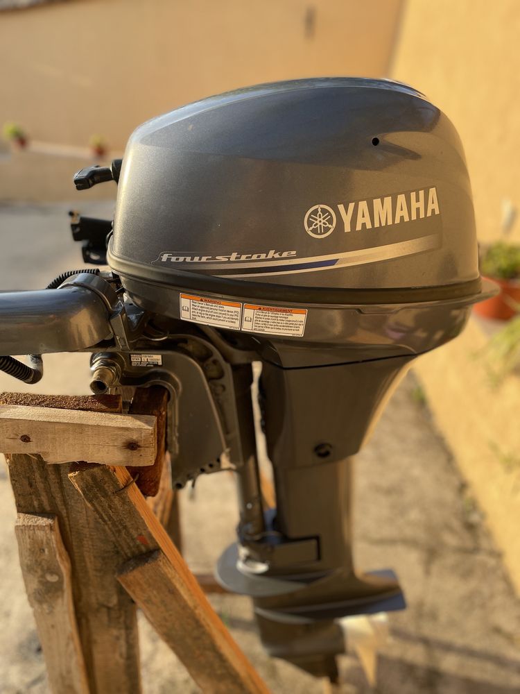 Vând motor de barcă Yamaha