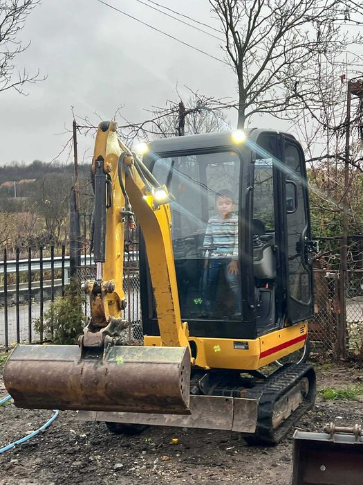 Miniexcavator Caterpilar 1,707 kg trailer 2021
