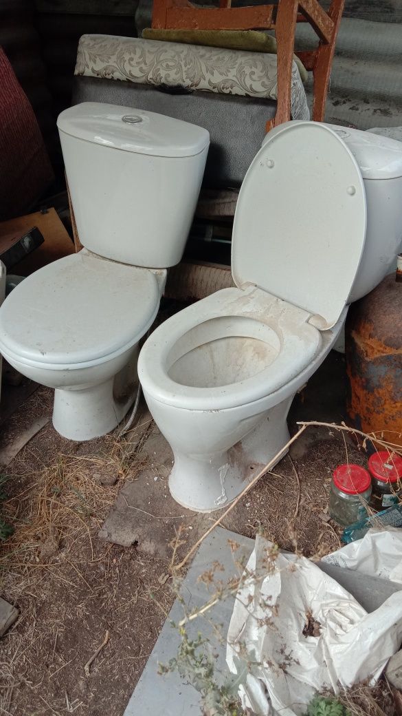 Продам унитазы, не новые.