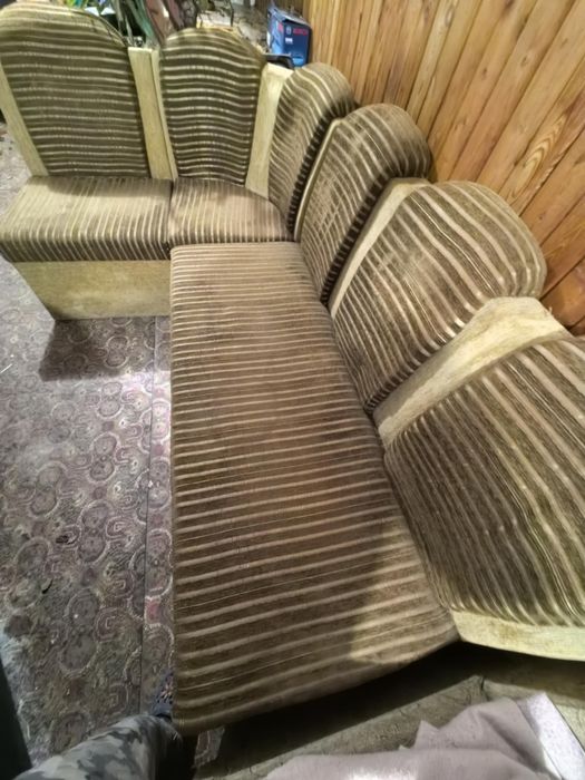 Ъглов диван.