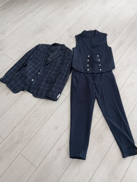 Vând costume bărbătești