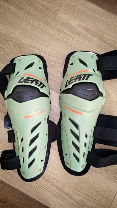 Vând genunchiere Leatt dual axis verde