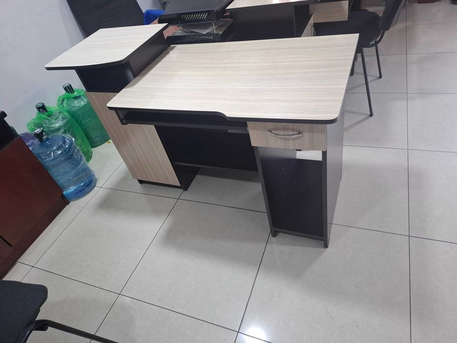 Стол компьютерный в идеальном состоянии.