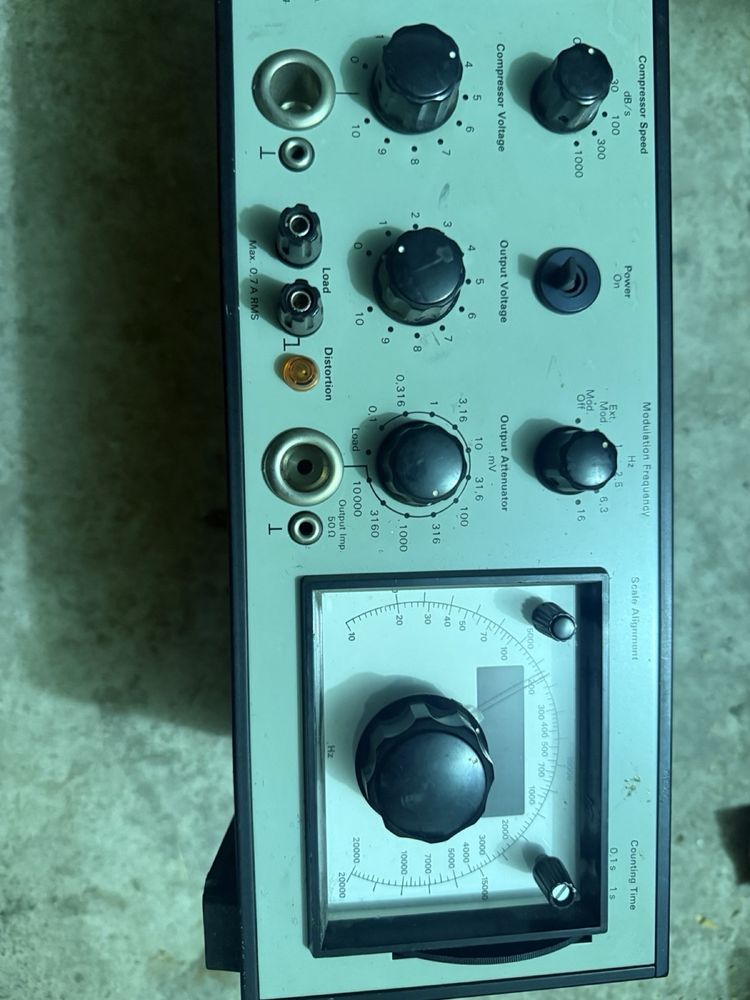 Генератот на синусоиди Brel and Kjaer 1023