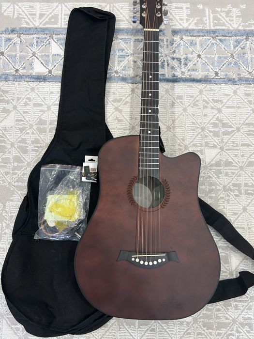 продается новая гитара с набором