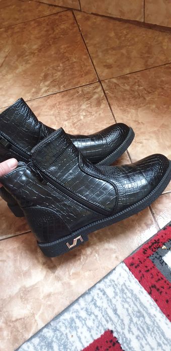 Ghete negre noi marimea 38