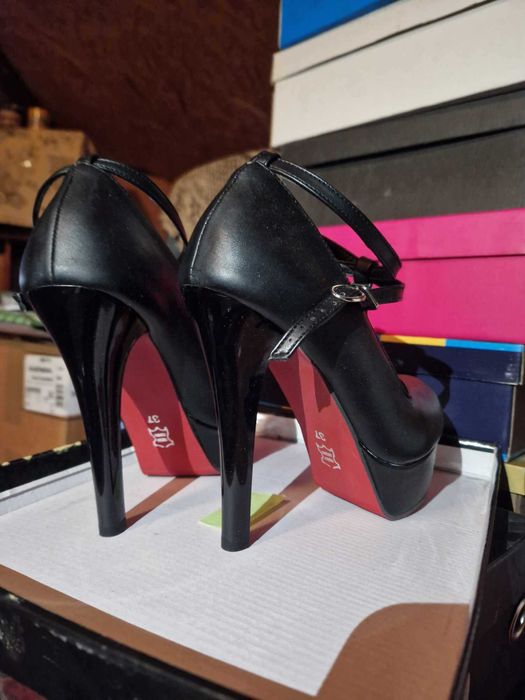 Секси обувки на висок ток - чисто нови, елегантни, от велур и еко кожа