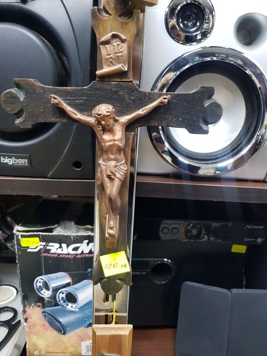 Най-различни модели кръстове купени са от Франция