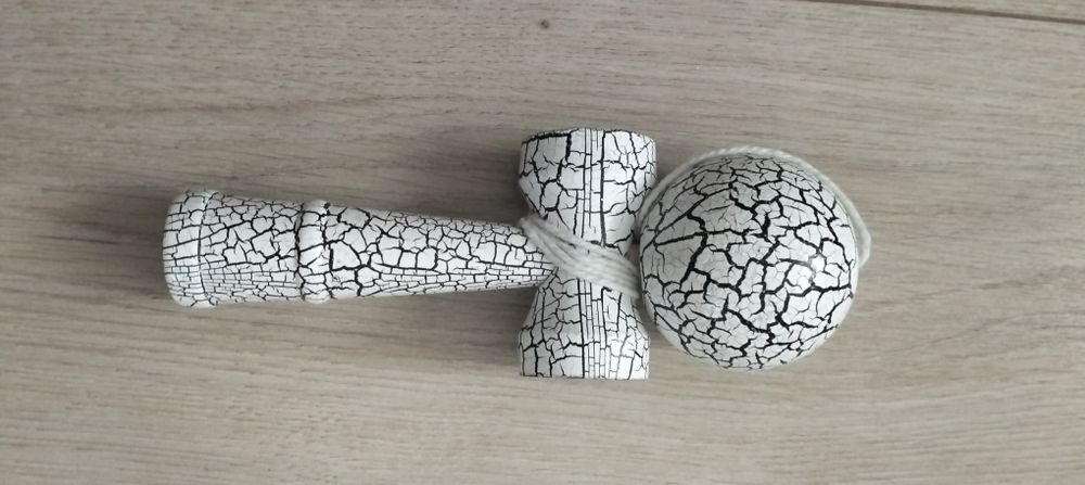 Kendama alb/negru ața lunga.