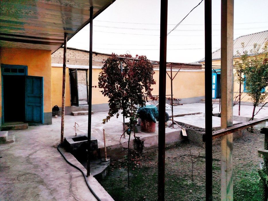 Вагзал худудида 4 сотихли ховли 4 та хона 1 та гараж бор