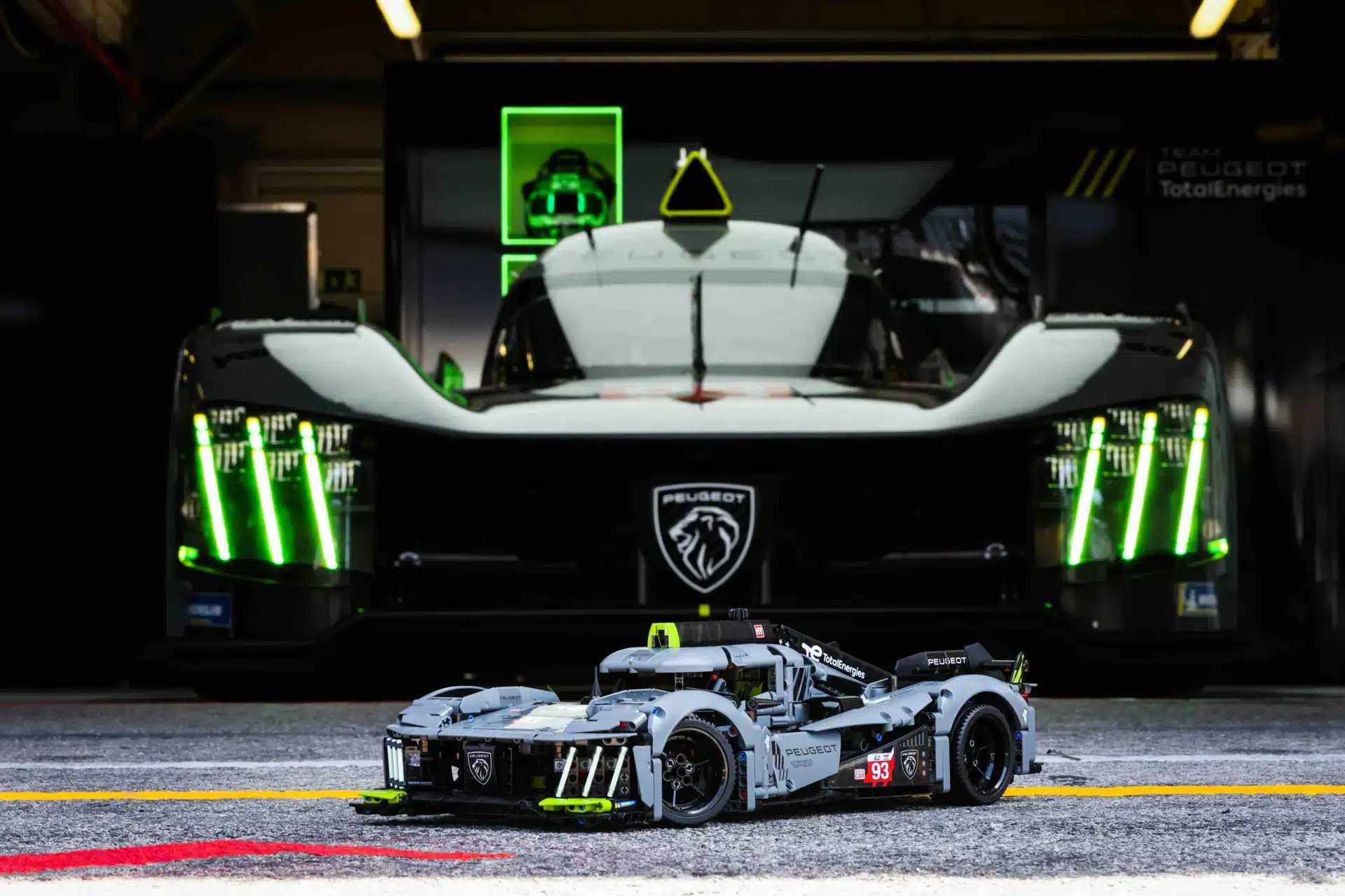 LEGO Technic PEUGEOT 9X8 24H Le Mans Hybrid Hypercar 1775 части