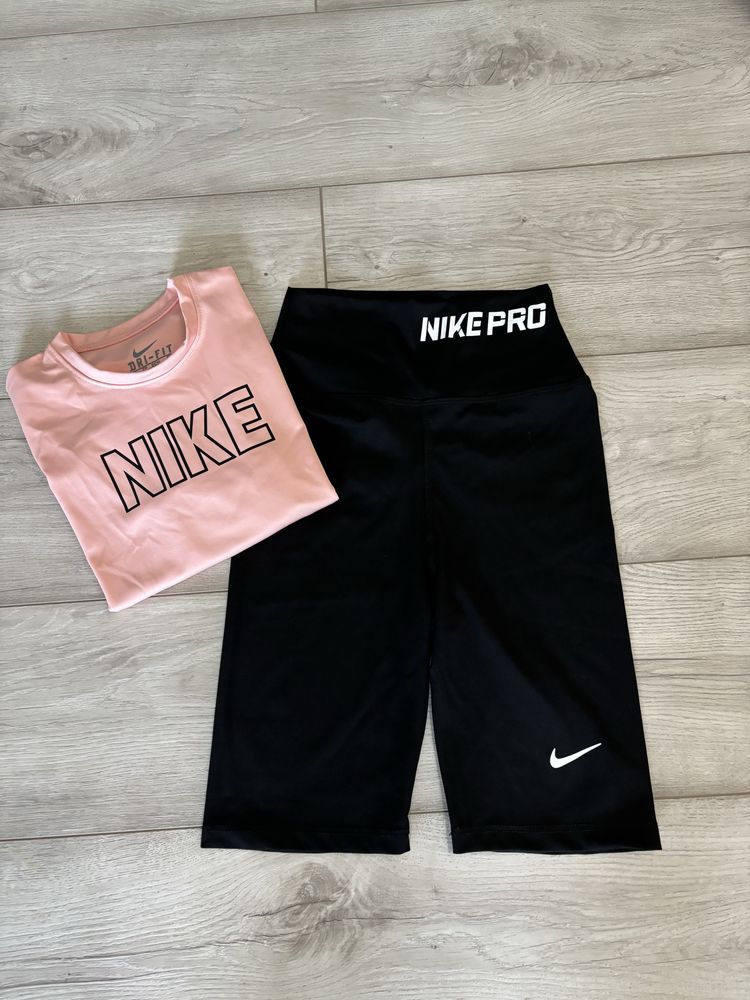 Дамски тениски и клинове Nike