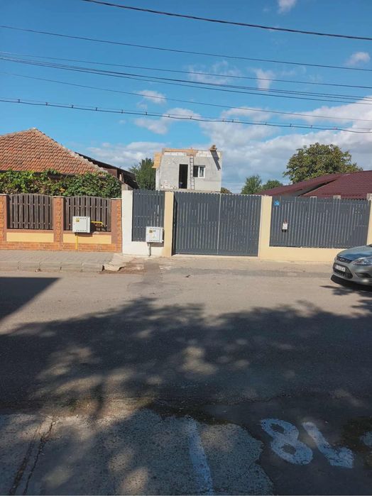 Casa de vanzare la rosu