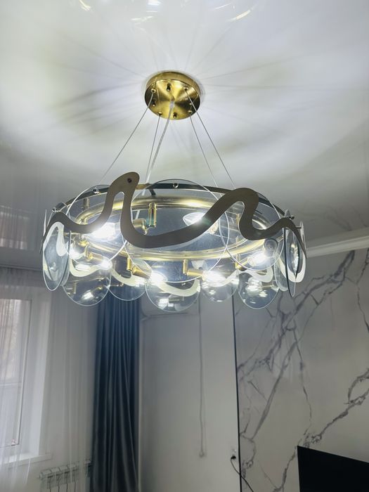 Продам новую модную люстру 8 рожковую