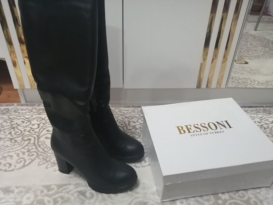 Срочно продам зимние женские сапоги