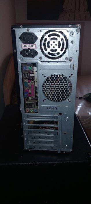 Vând doua pc  și un monitor