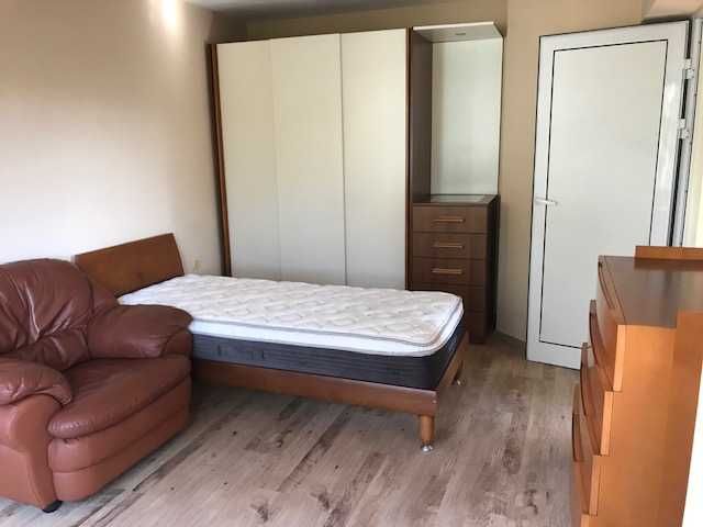 Модулен гардероб, легло с матрак, скрин и кожено кресло