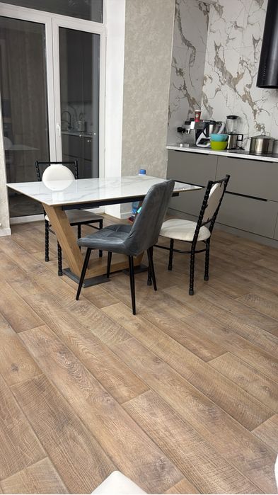 Стулья черно белые из кож зам