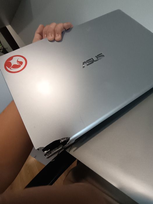 Laptop ASUS VivoBook, funcțional, balamaua ruptă,