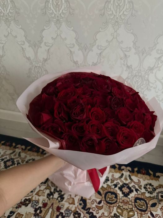 Гүлдер сатылады.  Үлкен қызыл букет 10 мың. Қалғаны 5-4 мың