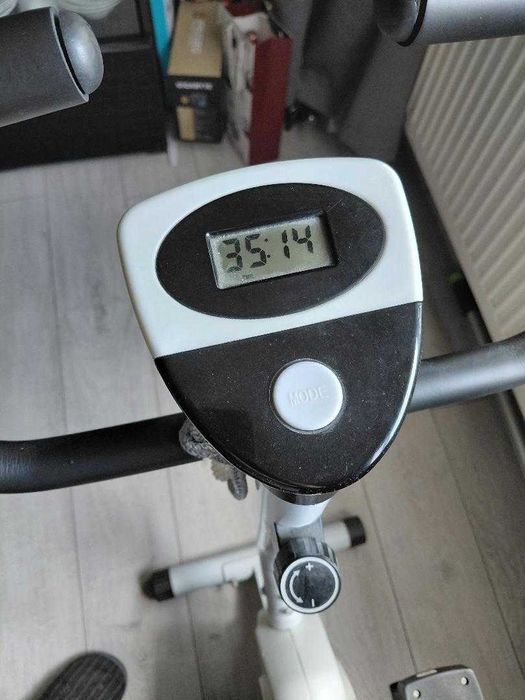 Bicicleta fitness cu reglaj de intensitate