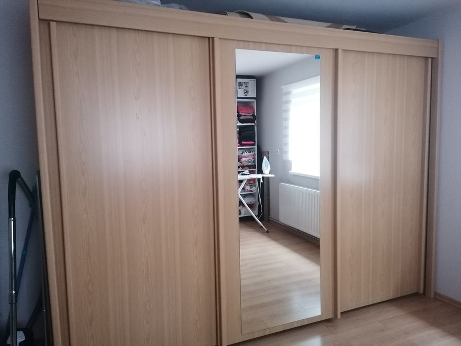 Dulap cu usi culisante