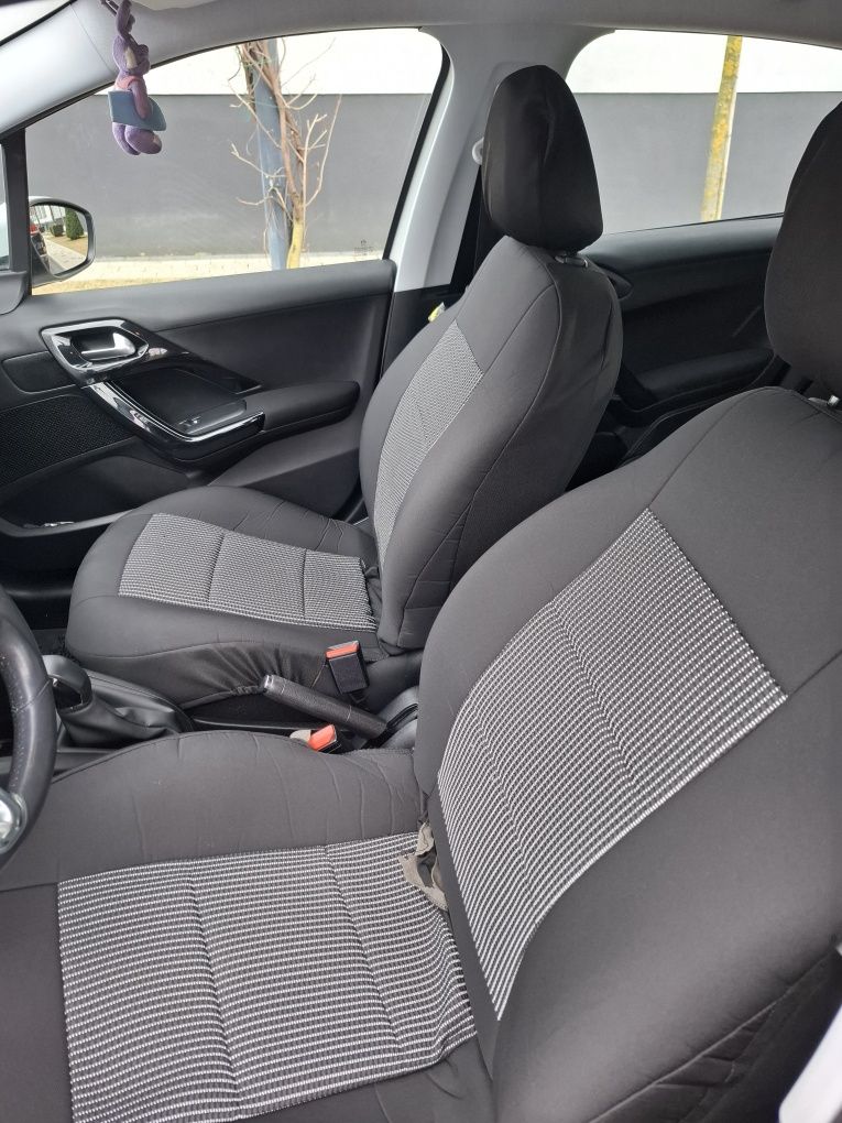 Peugeot 208 1.2 Benz 2016.