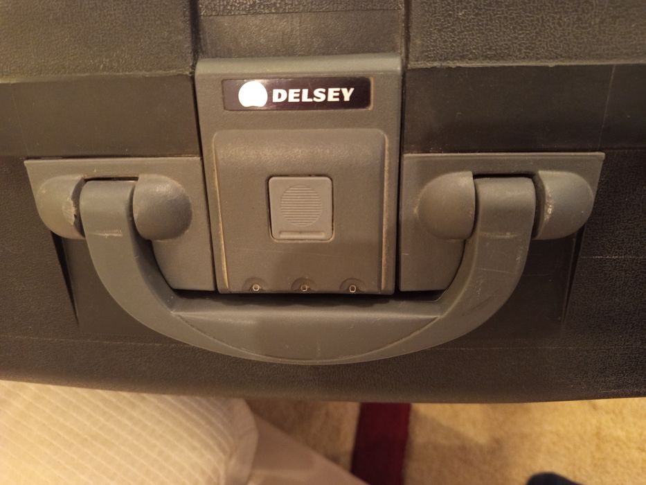 Продаётся . Чемодан .