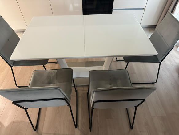 Трапезна маса с 4 стола