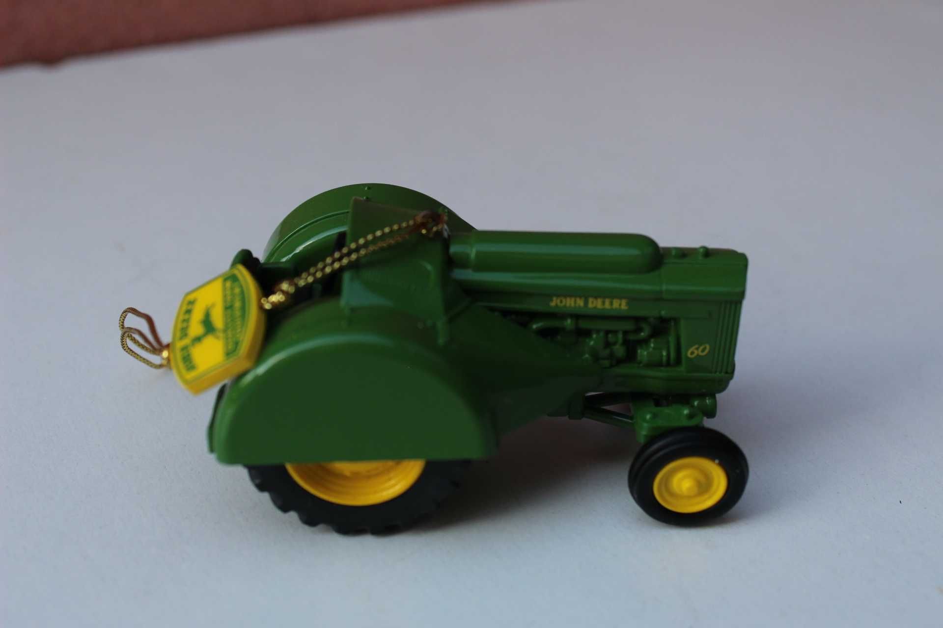 Set 2 decoratiuni de colectie JOHN DEERE, piese f rare, NOI in cutie