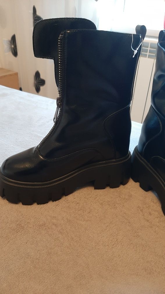Vand ghete nr 37,noi, cu talpa platforma de 10 cm spate preț 130 lei