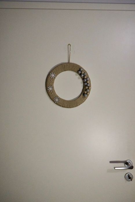 Golden Snow Wreath – Decorațiune handmade de Crăciun