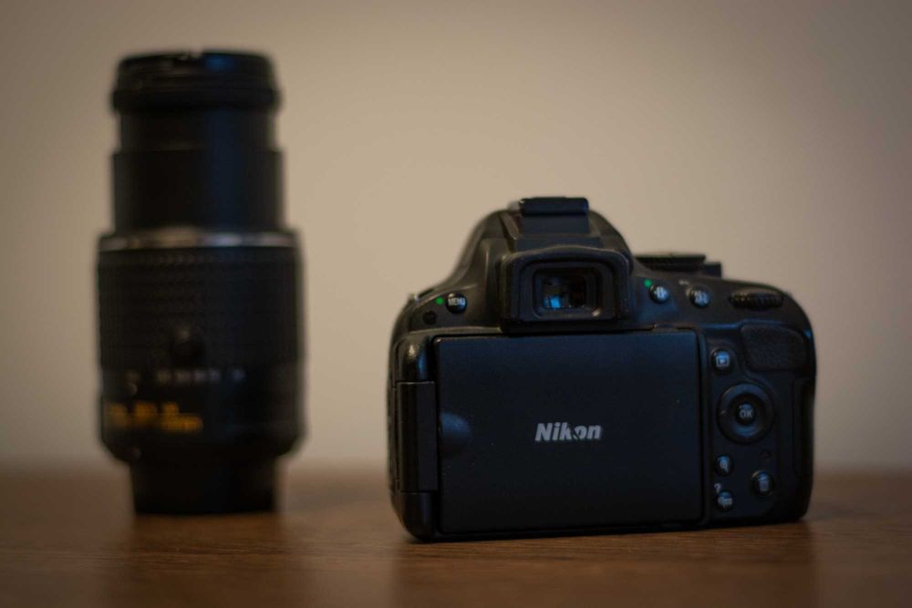 Nikon d5100 kit + obiectiv 55-200mm si accesorii