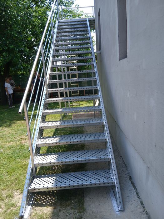 Vindem scări zincate