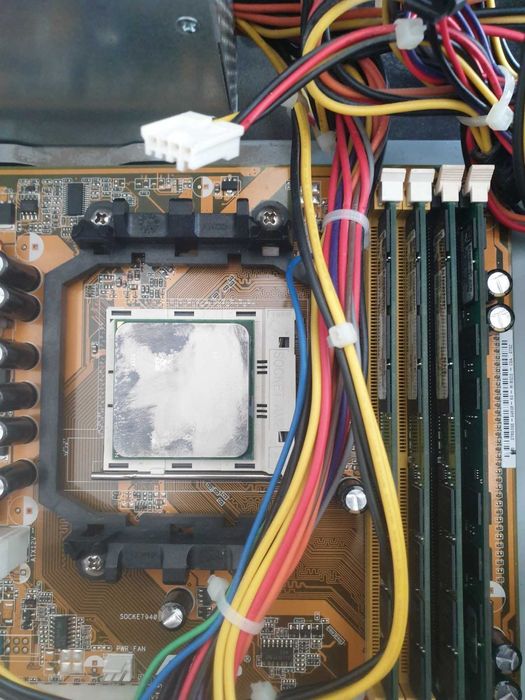 Лот компютърни кутии със захранвания и дънни платки