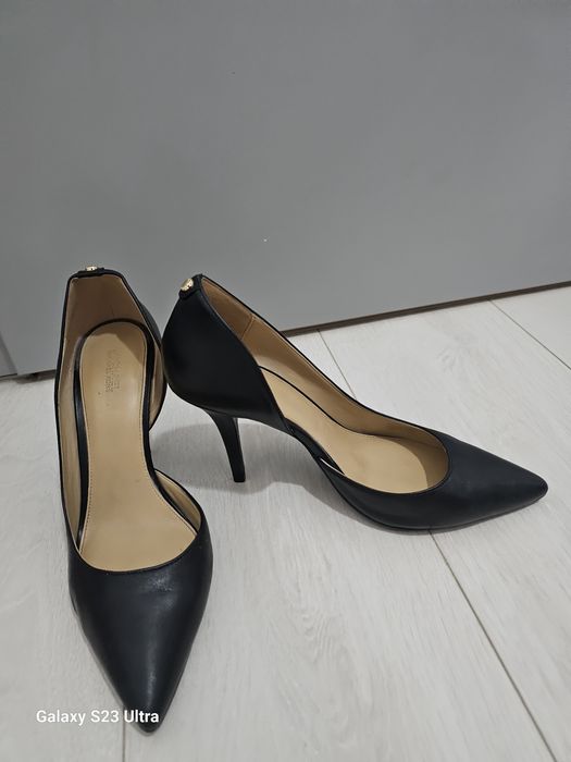 Vând pantofi de dama, din piele naturala, negrii, marca Michael Kors,