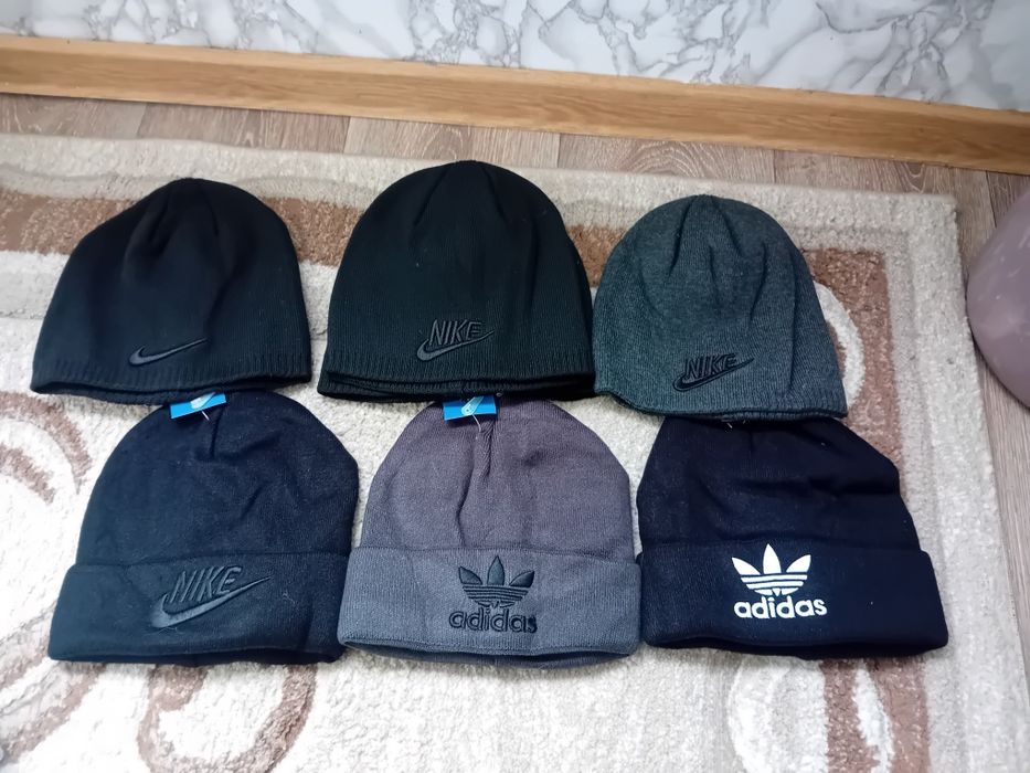 Vând caciuli unisex diferite branduri