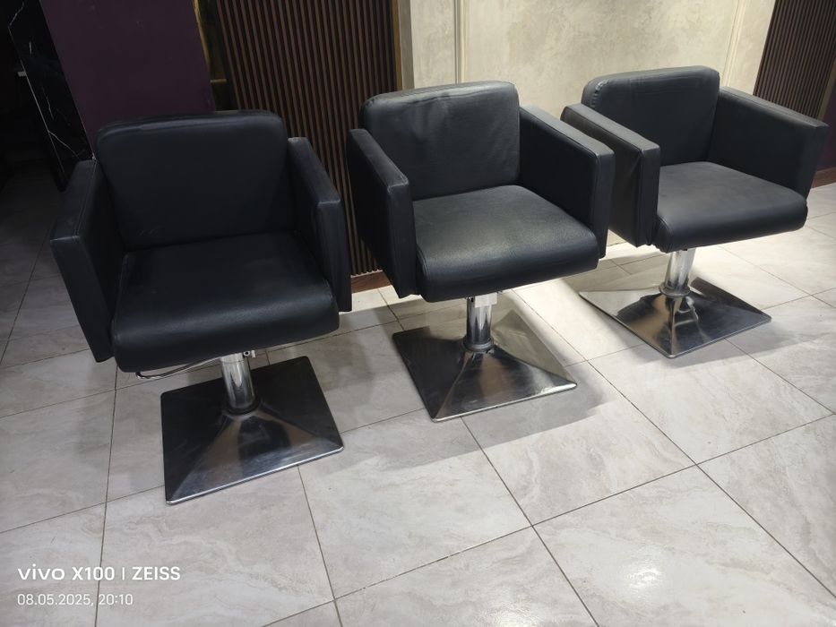 Парикмахерская кресло в отличном состояние