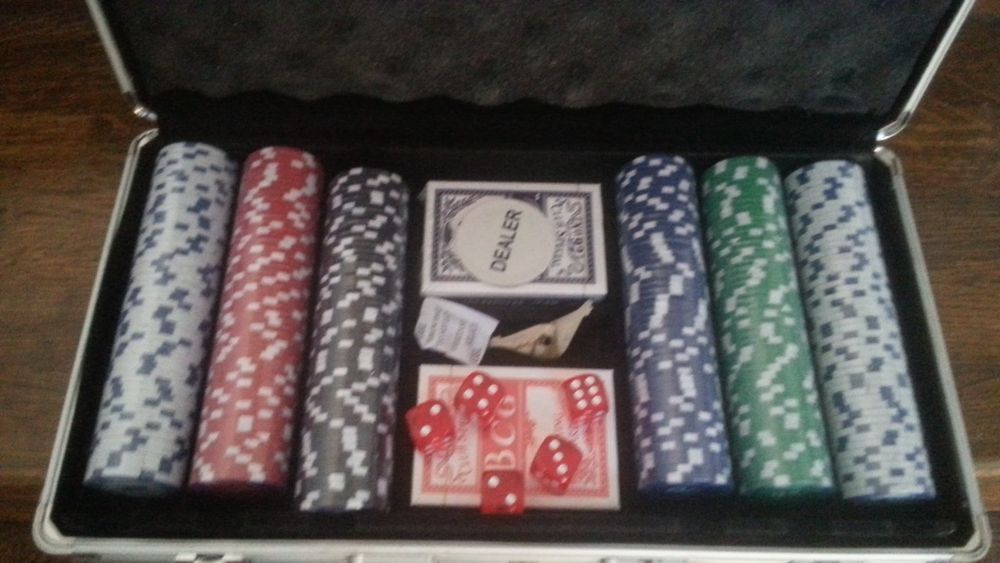 Jetoane poker neimprimate 11 gr. 300 buc. Cutie aluminiu. Sigilat!
