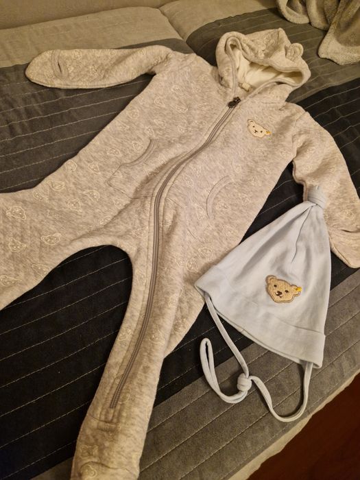 Vând set salopeta bumbac organic 74 + 2 căciuli Steiff