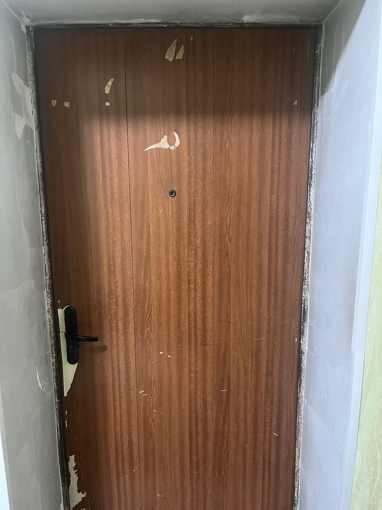 Продам входную металлическую дверь