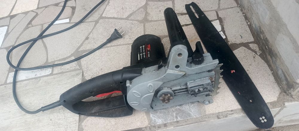 Продам электрическую пилу