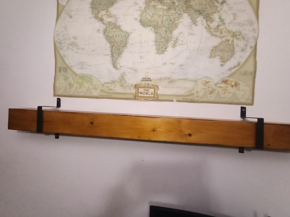 Polița din lemn cu suporți metalici