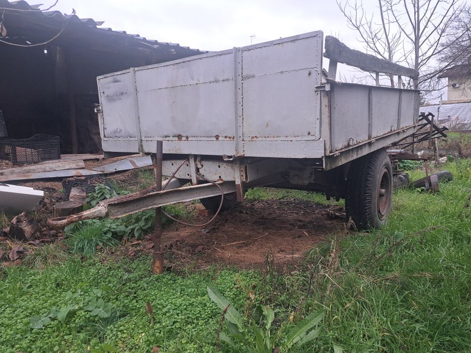 Продавам трактор с инвентар