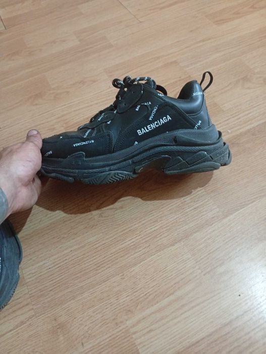 Vand schimb balenciaga triple s 43